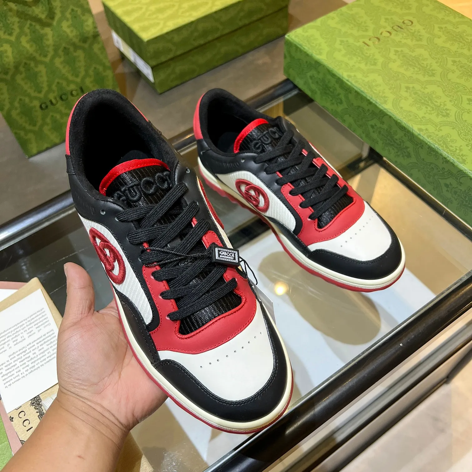 👟👟Ex-factory price 520👟👟 Top version, full styling effect, instant sales of the common practice of soft treading in the market, 💣💣💣Gucci2023 early spring Gucci G home latest hot style MAC80 sports shoes couple style casual retro distressed dirty shoes small dirty shoes small white shoes🌸🌸🌸 original purchase and development Production Gucci MAC80 new hot-selling series. The exquisite and compact interlocking double G logo romantically interprets the aesthetic concept of this series. Made of off-white leather, ▪️Material: original customized imported first-layer cowhide ▪️Inner lining: original customized imported breathable mesh ▪️Outsole: original molded two-color TPU outsole ▪️Sole thickness: 3CM ▪️Size: women's 35-40 / men's 39-45